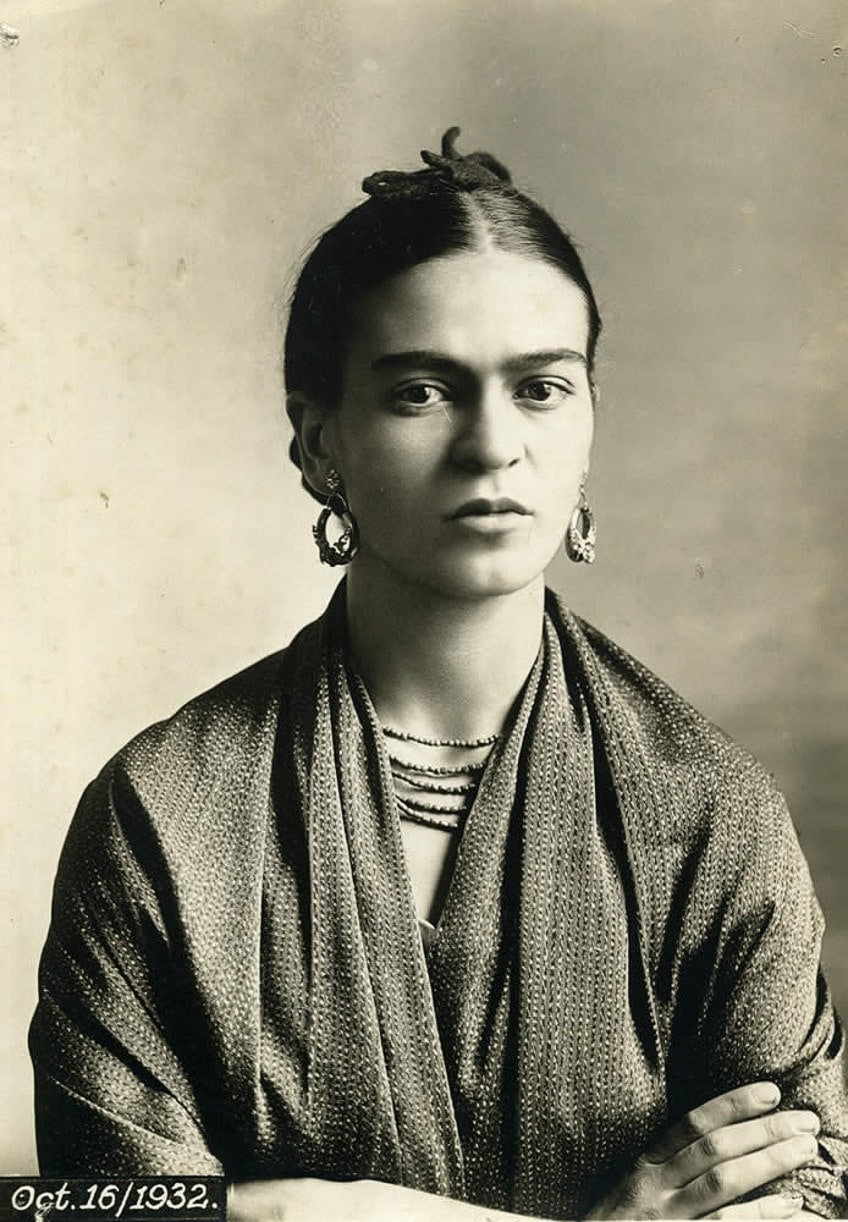 Uma imagem em preto e branco da artista Frida Kahlo